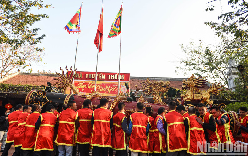 In the procession, each cracker was alternately carried by around 30 young men from the traditional cultural house to the ground of the communal house.