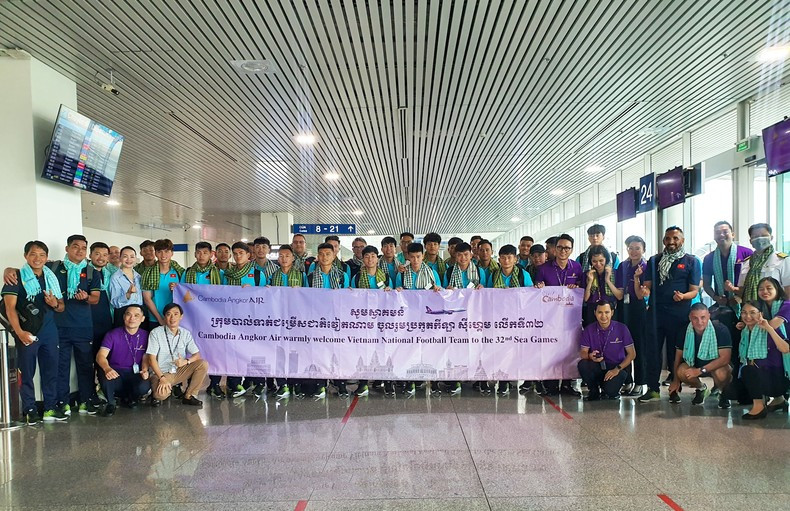 U22 Vietnam members are warmly welcomed by the host country’s airline. (Photo: VFF) U22 Vietnam members are warmly welcomed by the host country’s airline. (Photo: VFF)