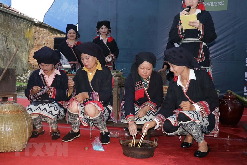 Dao artists perform decorative patterns on fabrics and dye fabrics. (Photo: Huu Quyet/VNA)