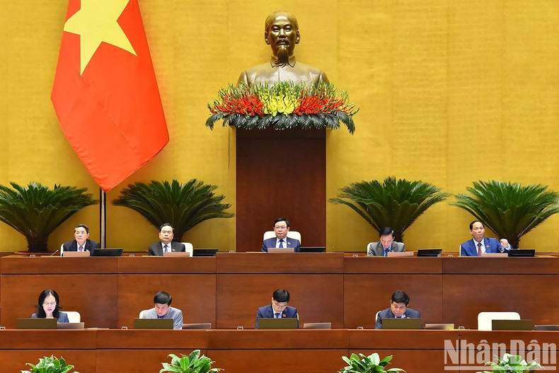 National Assembly Chairman Vuong Dinh Hue and National Assembly Vice Chairmen.