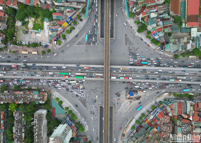 Nguyen Trai - Khuat Duy Tien intersection (Thanh Xuan district) intertwines regular ground roads, underground tunnels, elevated highways, and urban railways, on 4 separate levels. Nguyen Trai - Khuat Duy Tien intersection (Thanh Xuan district) intertwines regular ground roads, underground tunnels, elevated highways, and urban railways, on 4 separate levels.
