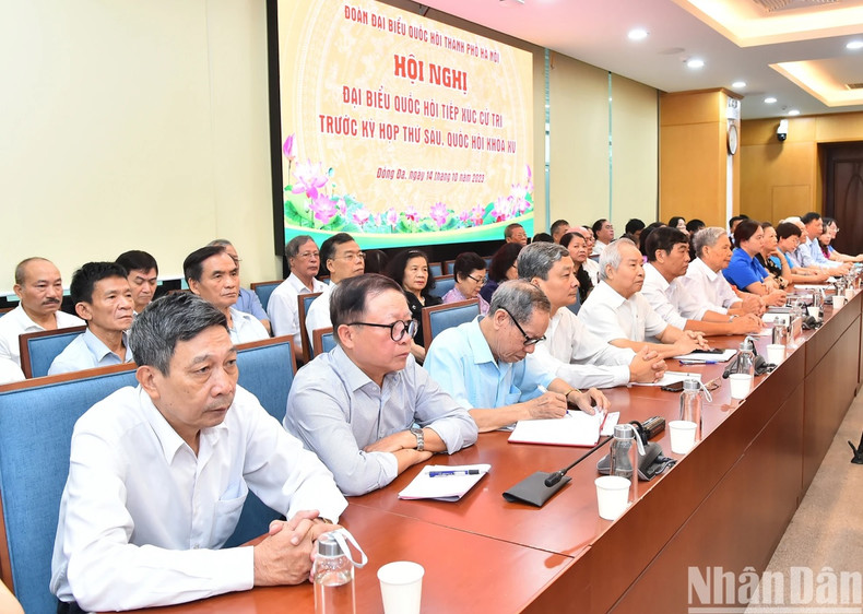 Voters from Dong Da, Ba Dinh and Hai Ba Trung Districts attended the meeting on the morning of October 14. Voters from Dong Da, Ba Dinh and Hai Ba Trung Districts attended the meeting on the morning of October 14.