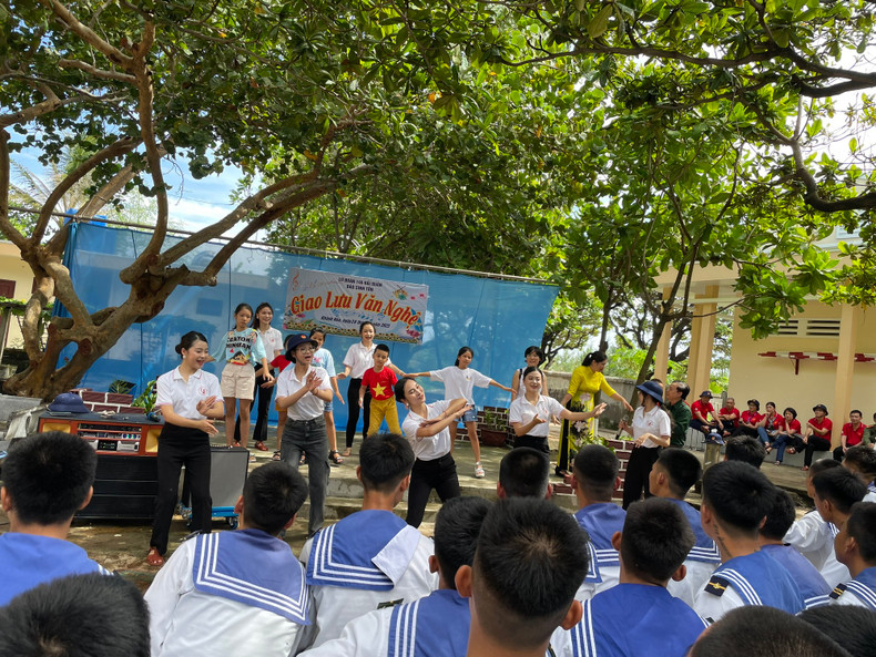 A cultural exchange was held on Sinh Ton Island. A cultural exchange was held on Sinh Ton Island.