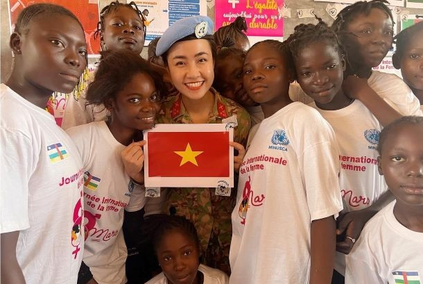 With Central African children holding the Vietnamese national flag. With Central African children holding the Vietnamese national flag.