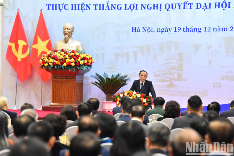 Chairman of the Party Central Committee's Commission for External Relations Le Hoai Trung delivers a speech at the conference.