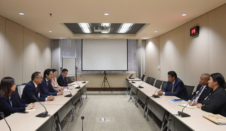 Deputy FM Viet meets with President of Palau Surangel S. Whipps Jr. (Photo: NDO) Deputy FM Viet meets with President of Palau Surangel S. Whipps Jr. (Photo: NDO)