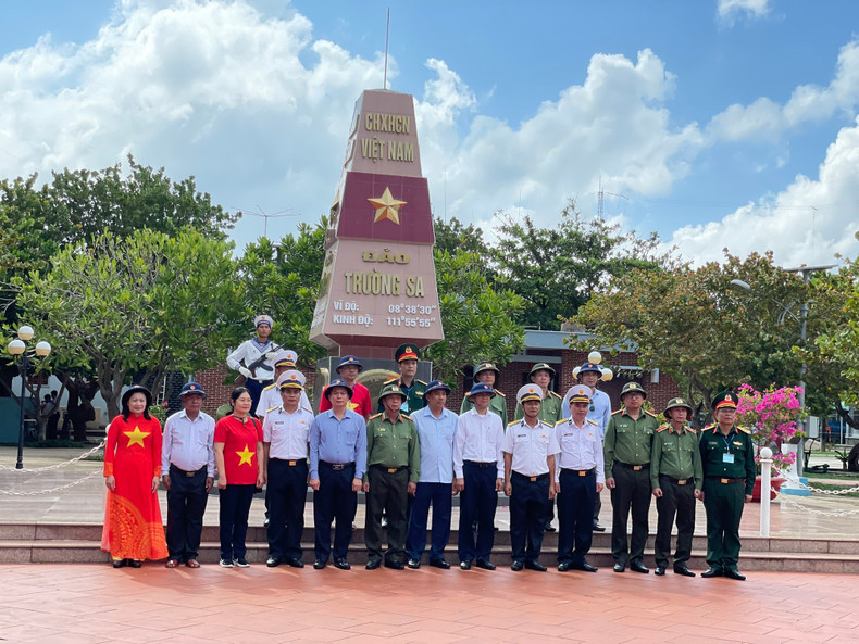 Colonel Hoang Luong Ngoc (top row, fourth from right) and the delegation's representative took souvenir photos at the sovereignty landmark on Truong Sa. Colonel Hoang Luong Ngoc (top row, fourth from right) and the delegation's representative took souvenir photos at the sovereignty landmark on Truong Sa.