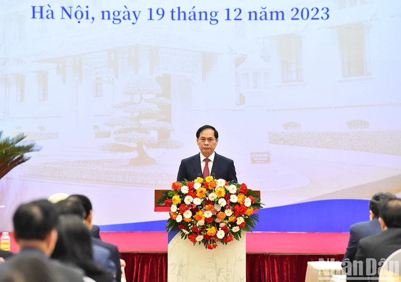Minister of Foreign Affairs Bui Thanh Son delivers an opening speech at the conference.