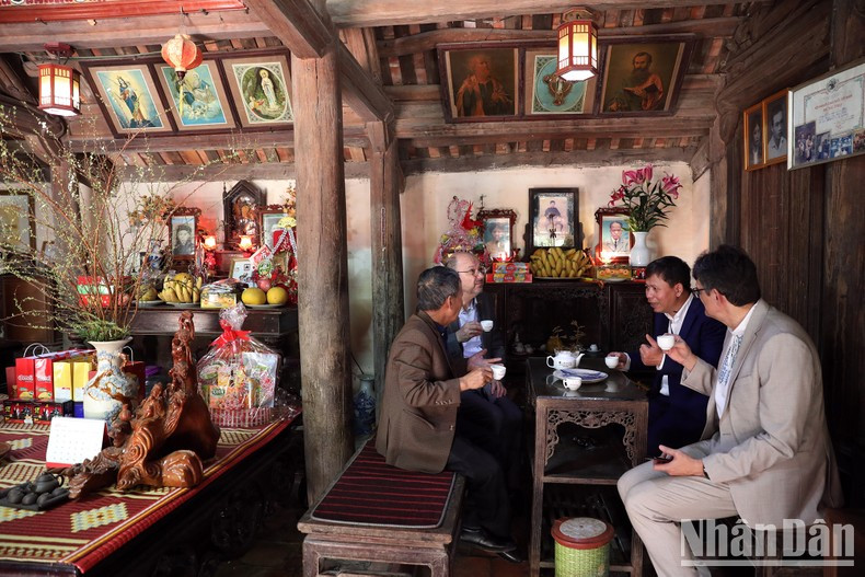 Visitors enjoy tea in the hundred-year-old house. Visitors enjoy tea in the hundred-year-old house.