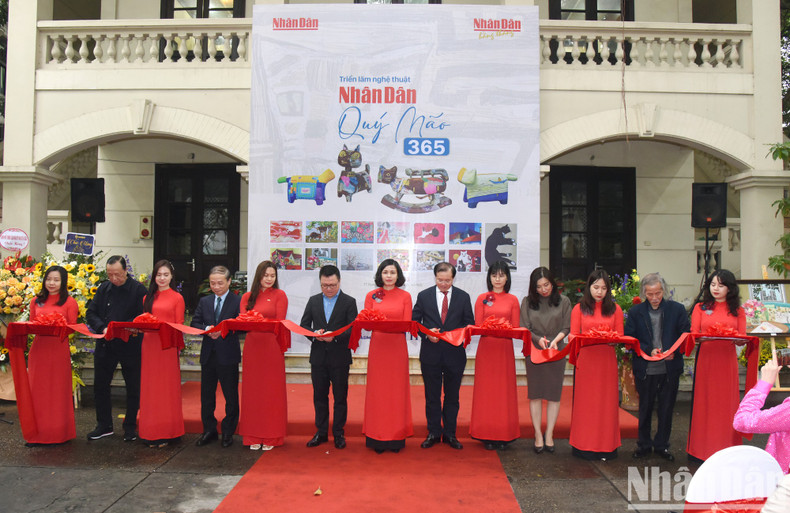 Delegates cut the ribbon to open the exhibition.