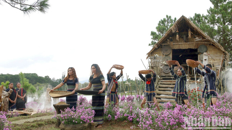 The show has the participation of 40 artists, actors, and models, with more than 200 ao dai and fashion outfits of brocade fabric, woven by artisans with natural silk fibres, designed by Minh Hanh and her partners.