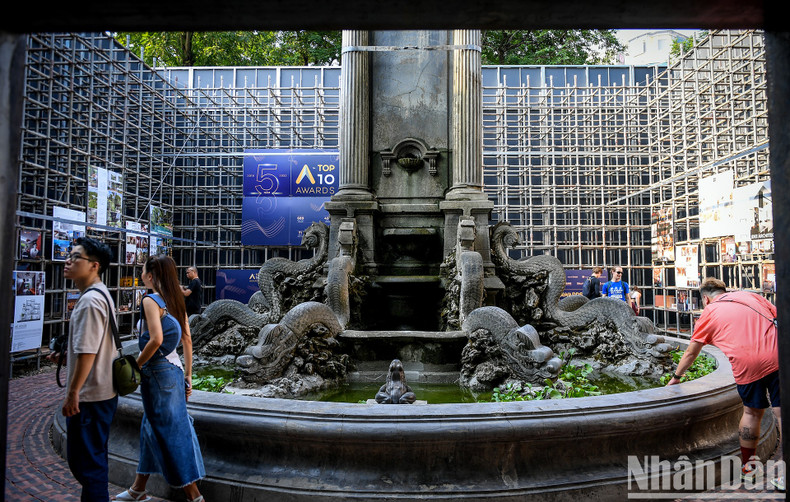 The Top 10 Awards 2022 selected the 10 best housing projects and 10 best interior designs, from 231 projects across the country for display. These works all meet the criteria of beauty and function suitable for the Vietnamese environment.