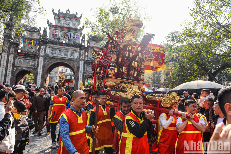 In addition to the cracker procession, the festival also features other folk games like wrestling, cock fighting, and Quan Ho love duet singing.