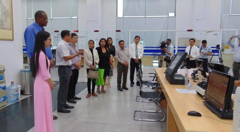 Delegates from Granma Newspaper and Nhan Dan Newspaper visit the Administrative Centre of Binh Duong.