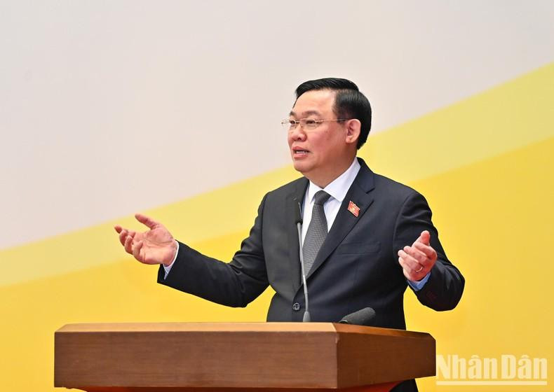 NA Chairman Vuong Dinh Hue delivers a speech to direct and conclude the conference.