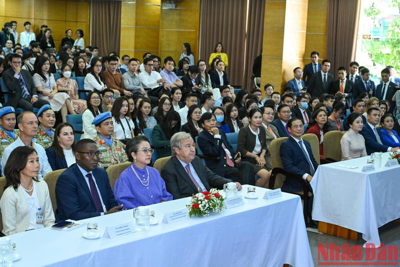 UN Secretary-General Antonio Guterres and delegates attend a dialogue with representatives of Vietnamese youth and students.