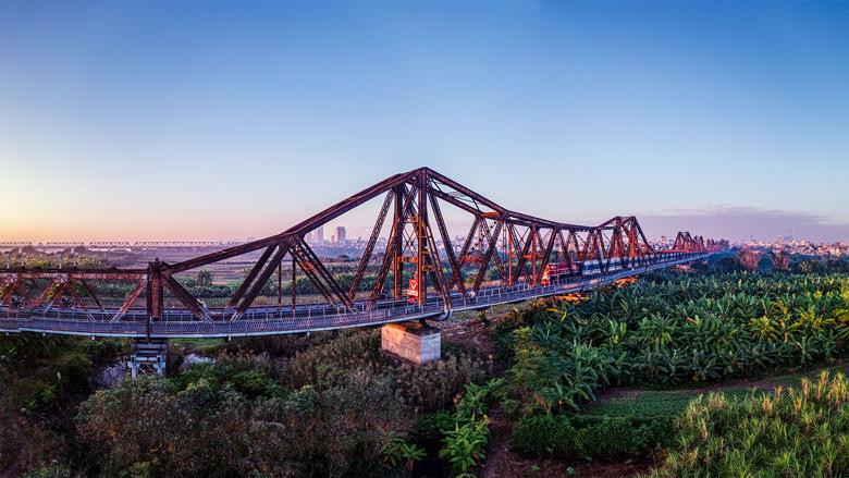 The bridge has a length of 1,862m. There is a train track in the middle, and on both sides, a track for motor vehicles and pedestrians. The bridge has a length of 1,862m. There is a train track in the middle, and on both sides, a track for motor vehicles and pedestrians.