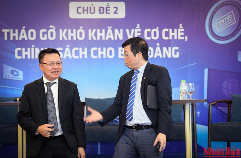 Recognising many challenges that need to be overcome by the press in the 4.0 technology era, many delegates express their enthusiasm and propose solutions to help develop the Party newspaper system. Recognising many challenges that need to be overcome by the press in the 4.0 technology era, many delegates express their enthusiasm and propose solutions to help develop the Party newspaper system.