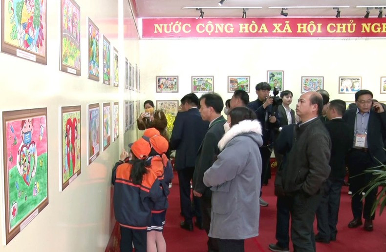 Visitors to the painting exhibition