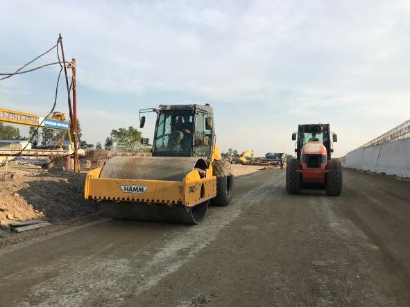 Construction at the overpass area of National Highway 39 of the extended Hanoi-Hung Yen intercity road project in Hung Yen Province.