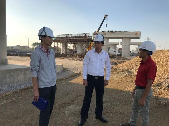 The investor of the extended inter-provincial road project in Hanoi, Hung Yen and the construction unit discuss solutions to speed up the construction progress of the highway 39 overpass, in Yen My District, Hung Yen Province.