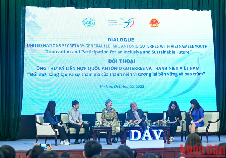 An overview of the dialogue session with representatives of Vietnamese youth and students.
