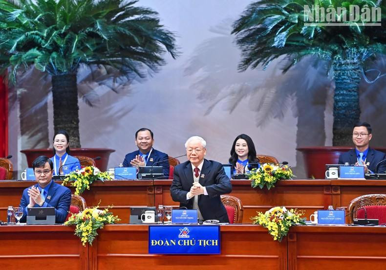 Party General Secretary Nguyen Phu Trong joins the Presidium of the Congress.