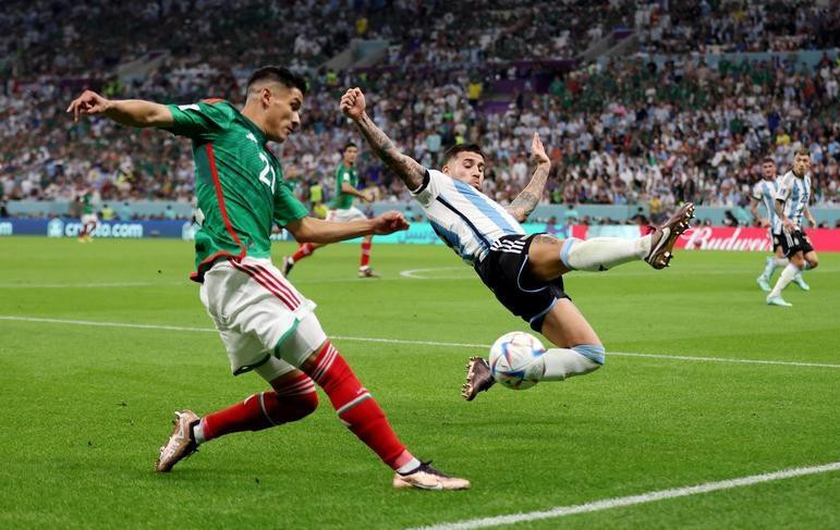 Mexico’s Uriel Antuna in action with Argentina’s Nicolas Otamendi. (Photo: Reuters)