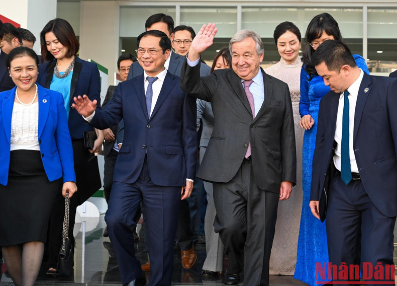 UN Secretary-General Antonio Guterres waves to young people and students at the Diplomatic Academy of Vietnam.
