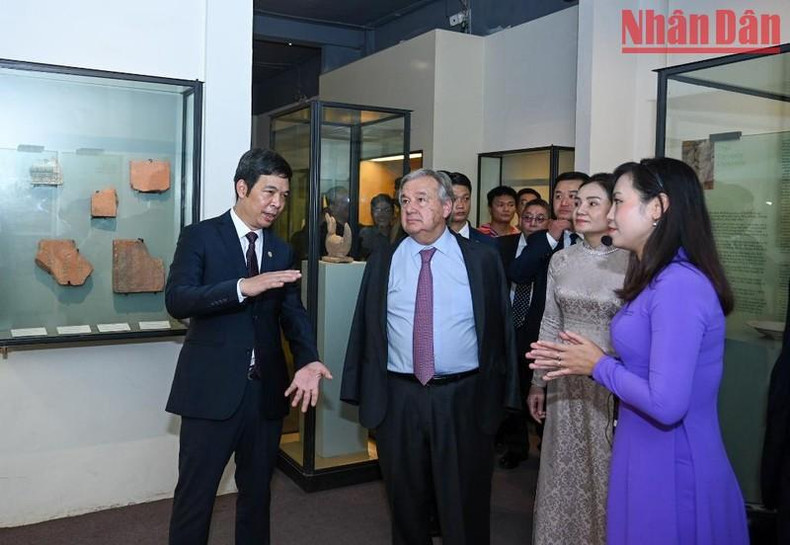 UN Secretary-General Antonio Guterres listens to an introduction to archaeological artifacts found at the Thang Long Imperial Citadel relic site.