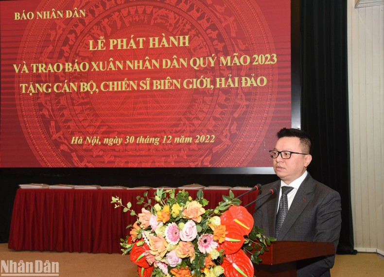 Editor in Chief of Nhan Dan Newspaper Le Quoc Minh speaks at the ceremony.