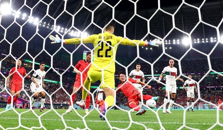 RoK's Kim Young-gwon scores their first goal against Portugal. (Photo: Reuters)