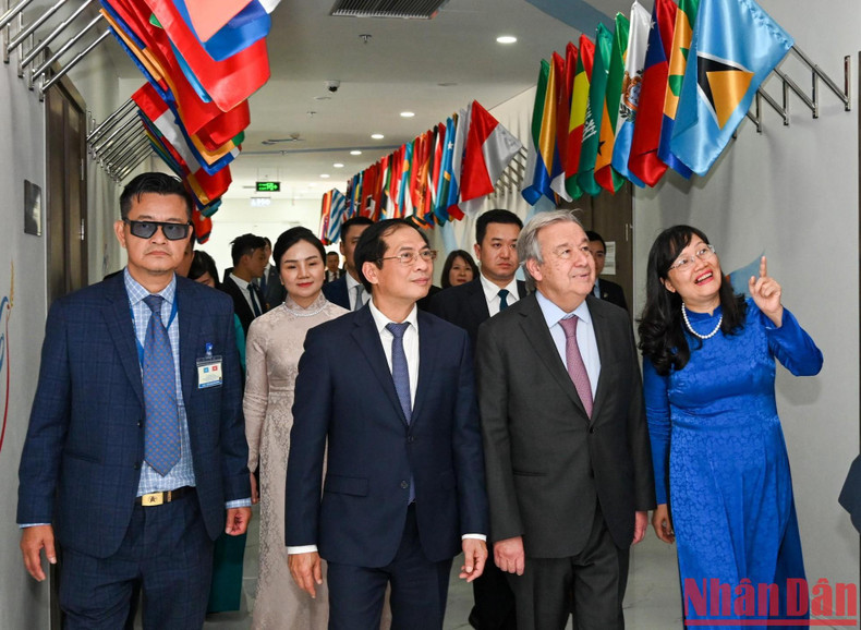 UN Secretary-General Antonio Guterres and Foreign Minister Bui Thanh Son visit the United Nations Hall.