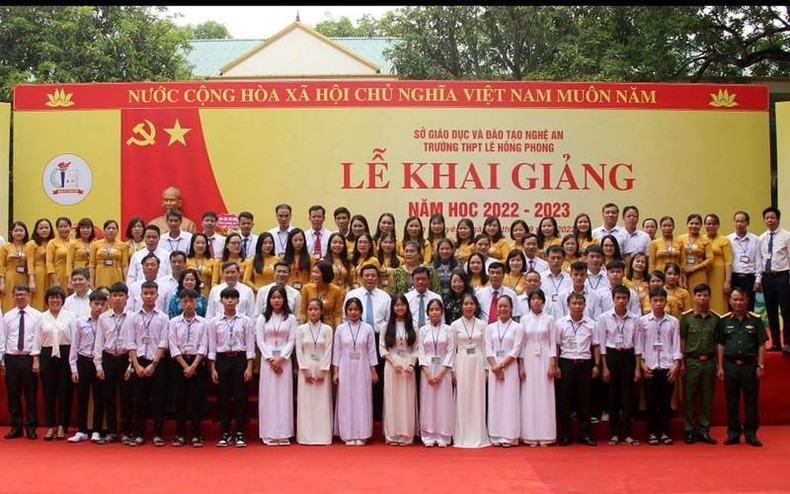Politburo member Nguyen Xuan Thang joins teachers and students of the Le Hong Phong High School in a ceremony starting the 2022-2023 academic year. Politburo member Nguyen Xuan Thang joins teachers and students of the Le Hong Phong High School in a ceremony starting the 2022-2023 academic year.