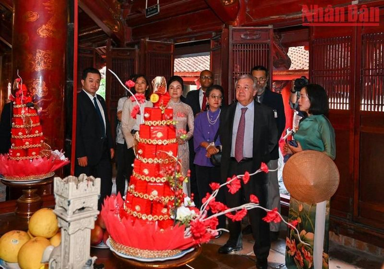 UN Secretary-General Antonio Guterres visits Van Mieu-Quoc Tu Giam.