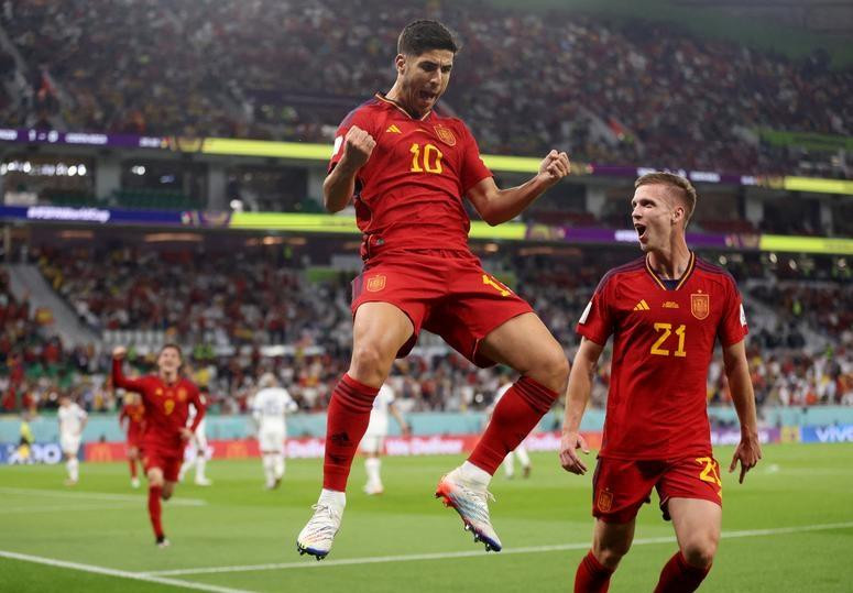 Spain's Marco Asensio celebrates scoring their second goal with Dani Olmo against Costa Rica. (Photo: Reuters)