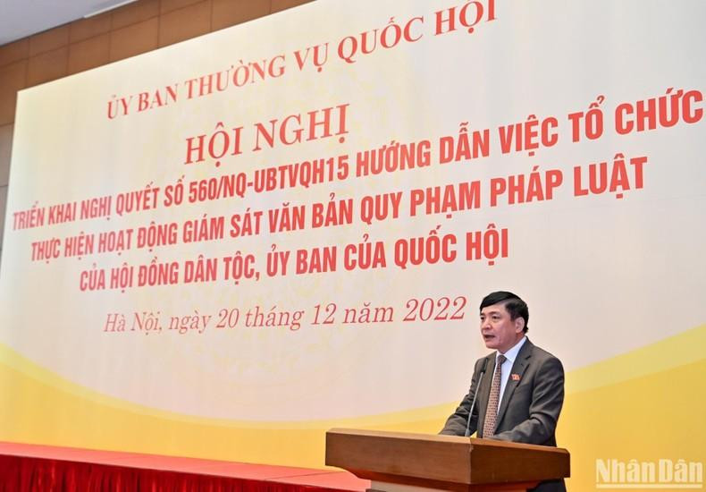 NA Secretary General and Chairman of the NA Office Bui Van Cuong presents a report at the conference.