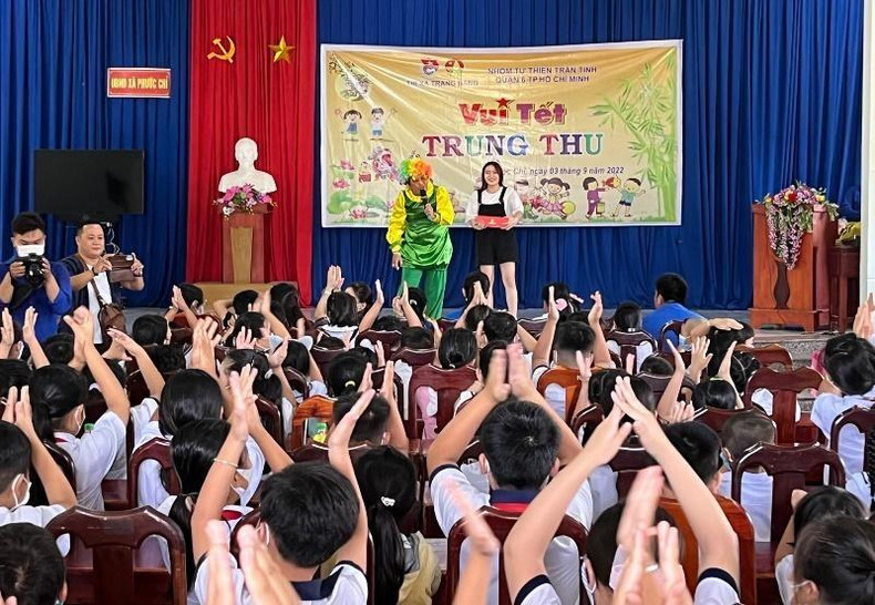 Children in Phuoc Chi commune enjoy the Mid-Autumn Festival. (Photo: NDO)
