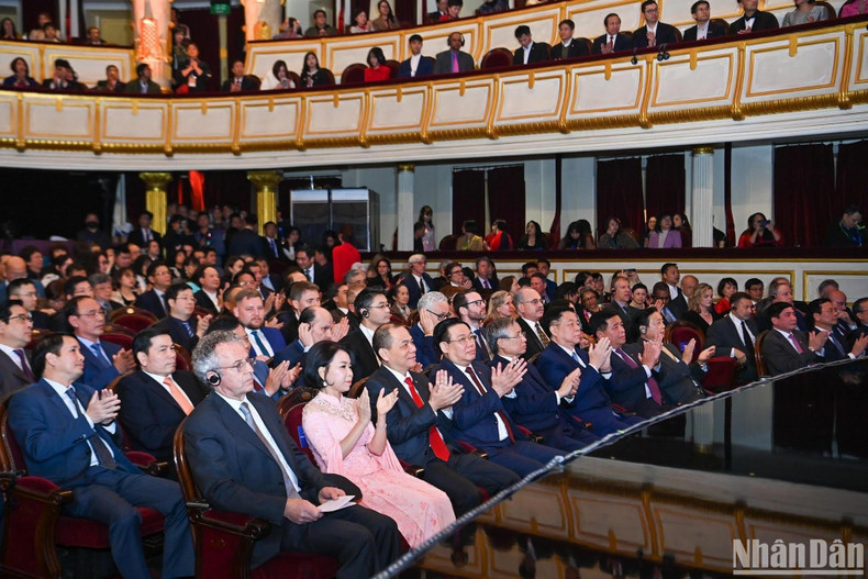 National Assembly Chairman Vuong Dinh Hue, former Permanent member of the Party Central Committee's Secretariat Tran Quoc Vuong, Secretary of the Party Central Committee and Head of the Party Central Committee’s Commission for Communication and Education m and other delegates attend the award ceremony.