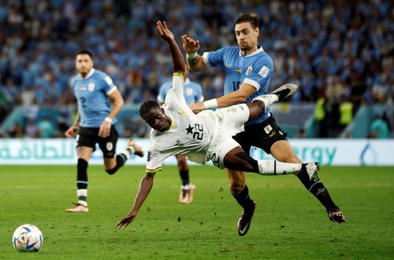 Ghana's Kamaldeen Sulemana in action with Uruguay's Sebastian Coates. (Photo: Reuters)