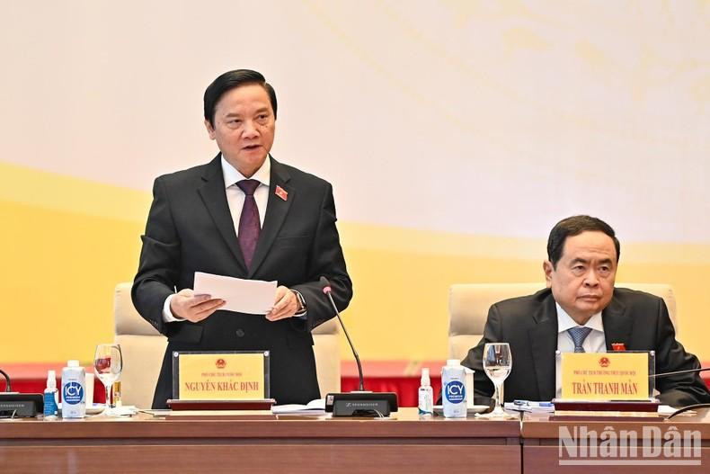 NA Vice Chairman Nguyen Khac Dinh moderates the presentation section at the conference.