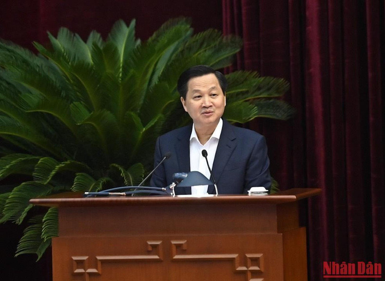 Deputy Prime Minister Le Minh Khai presents a report at the conference. Deputy Prime Minister Le Minh Khai presents a report at the conference.