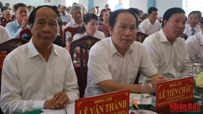 Deputy Prime Minister Le Van Thanh (L) joins the festival of great national unity in Long An.
