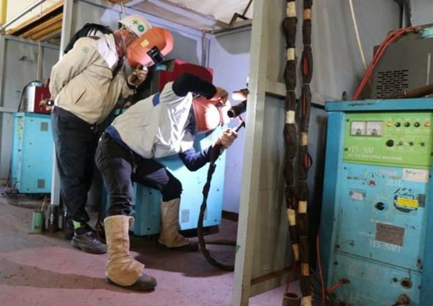 Workers in Binh Son district, the central province of Quang Ngai, participate in a high-tech welding apprenticeship at DooSan Vina Training Centre in Dung Quat Economic Zone. (Photo: VNA) Workers in Binh Son district, the central province of Quang Ngai, participate in a high-tech welding apprenticeship at DooSan Vina Training Centre in Dung Quat Economic Zone. (Photo: VNA)