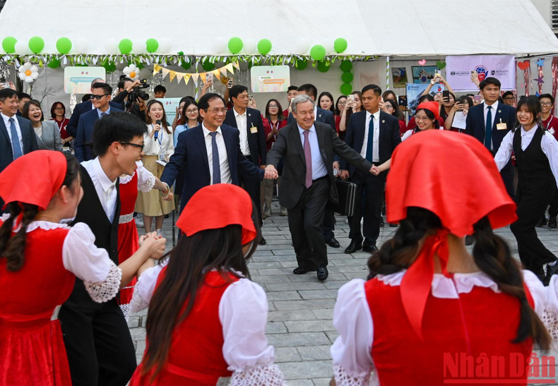 UN Secretary-General Antonio Guterres and Foreign Minister Bui Thanh Son participate in a dance with students of the Diplomatic Academy of Vietnam.