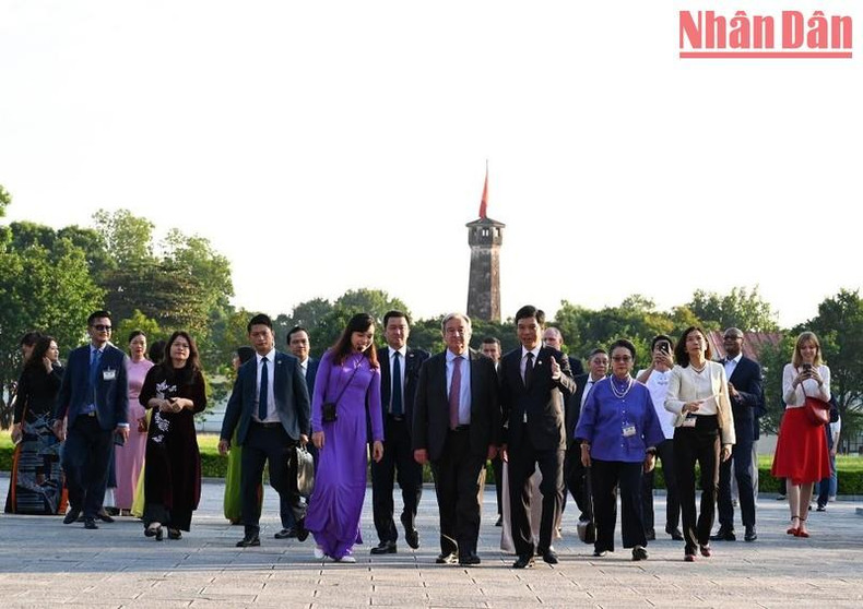 UN Secretary-General Antonio Guterres visits the Thang Long Imperial Citadel relic site.