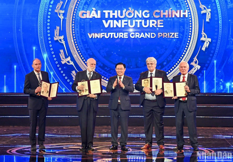 NA Chairman Vuong Dinh Hue presents the Vinfuture Grand Prize worth 3 million USD, namely Sir Timothy John Berners-Lee (the UK), Dr Vinton Gray Cerf (the US), Dr Emmanuel Desurvire (France), Dr Robert Elliot Kahn (the US), and Prof. Sir David Neil Payne (the UK), who made breakthrough inventions in global internet connection technology, which have comprehensively changed means of communications and working and laid a stepping stone for modern socio-economic development.