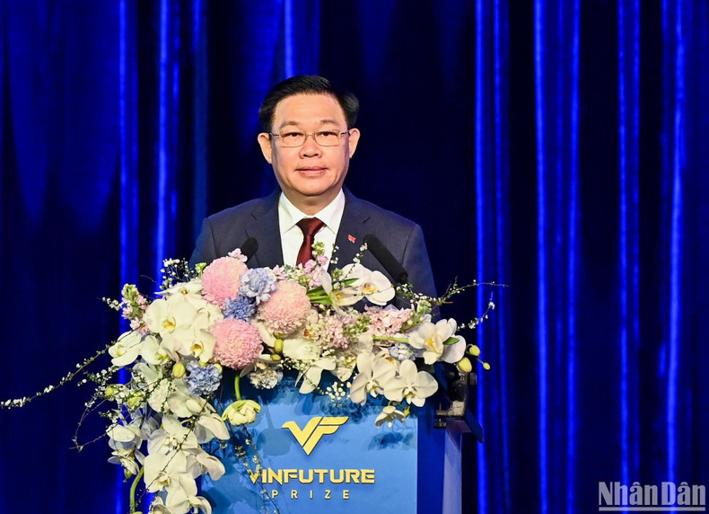 NA Chairman Vuong Dinh Hue speaks at the ceremony.