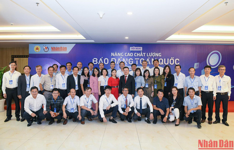 Editor-in-Chief of Nhan Dan Newspaper Le Quoc Minh poses for a group photo with the editors-in-chief of Party and local newspapers. Editor-in-Chief of Nhan Dan Newspaper Le Quoc Minh poses for a group photo with the editors-in-chief of Party and local newspapers.