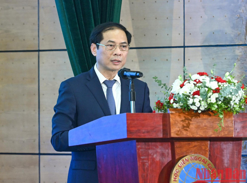 Foreign Minister Bui Thanh Son speaks at the dialogue.